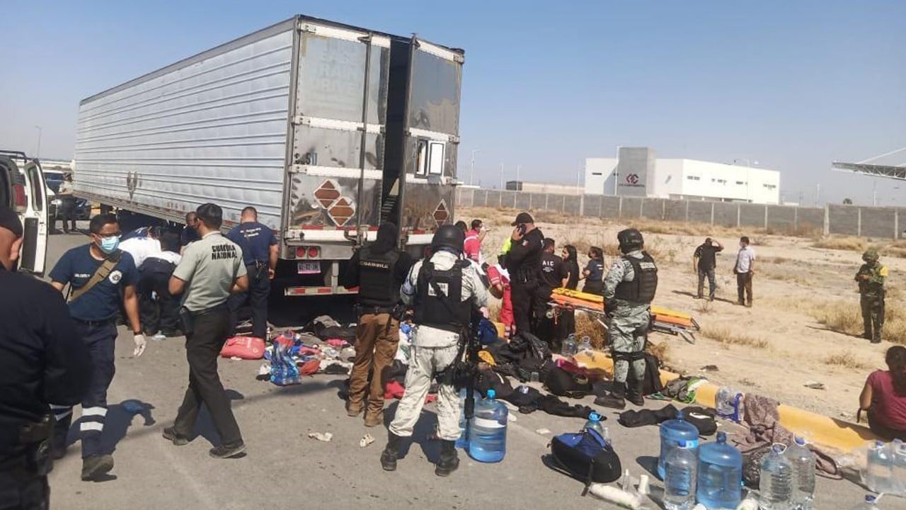 En una lamentable noticia, autoridades de Coahuila reportan el rescate de 160 migrantes atrapados en una caja de tráiler en Monclova.
