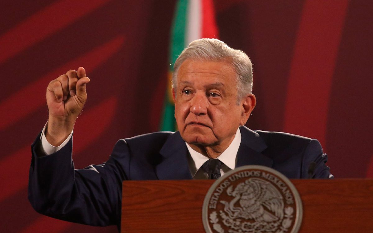 En su conferencia matutina, AMLO presenta una reforma de ley que podría reducir al mínimo los Órganos internos de Control en el gobierno.