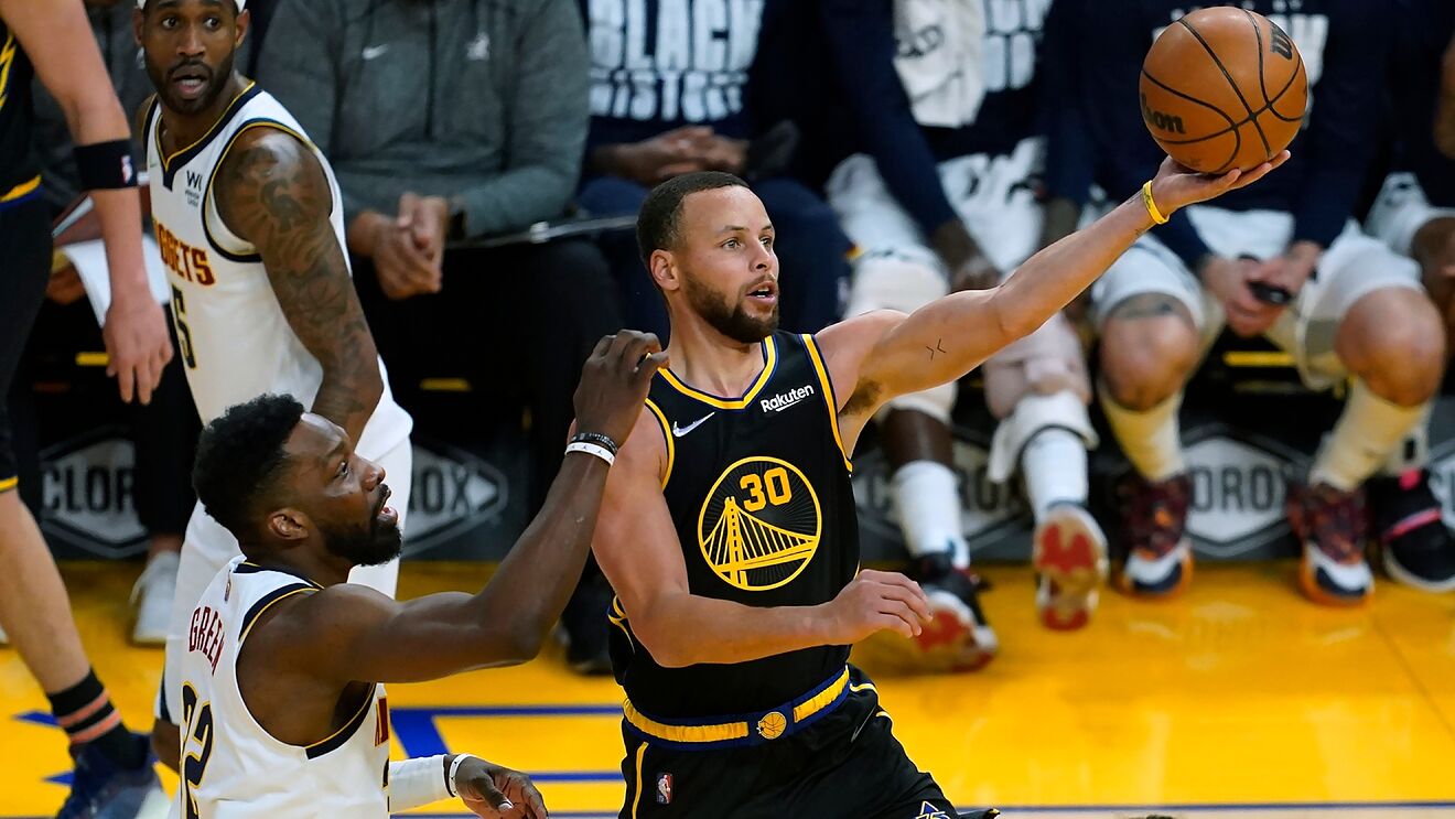 Stephen Curry volvió a la duela