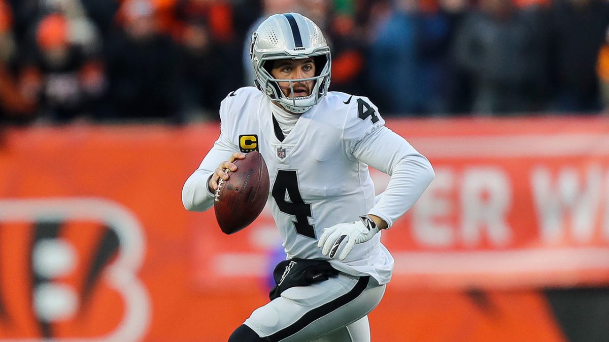 Derek Carr firmó una extensión con los Raiders