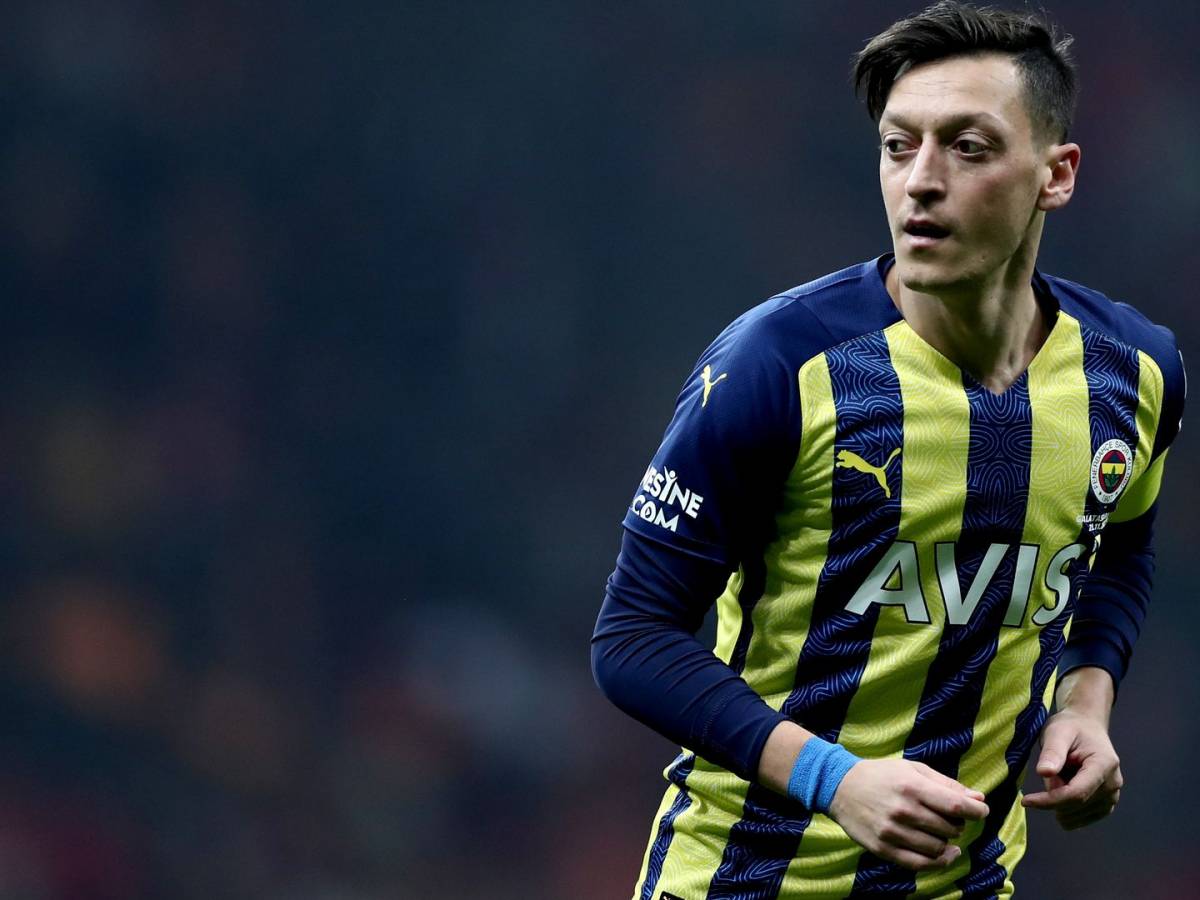 Mesut Ozil podría jugar para el Necaxa
