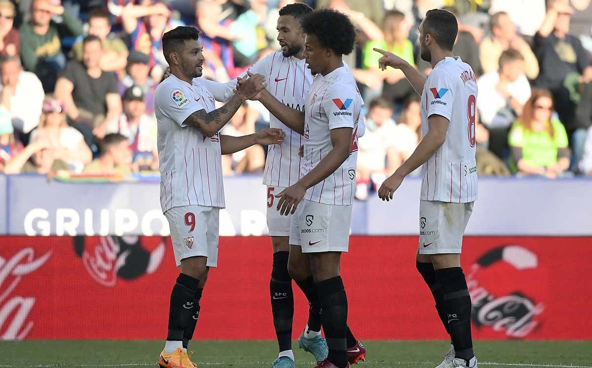 Tecatito Corona se lució con dos golazos