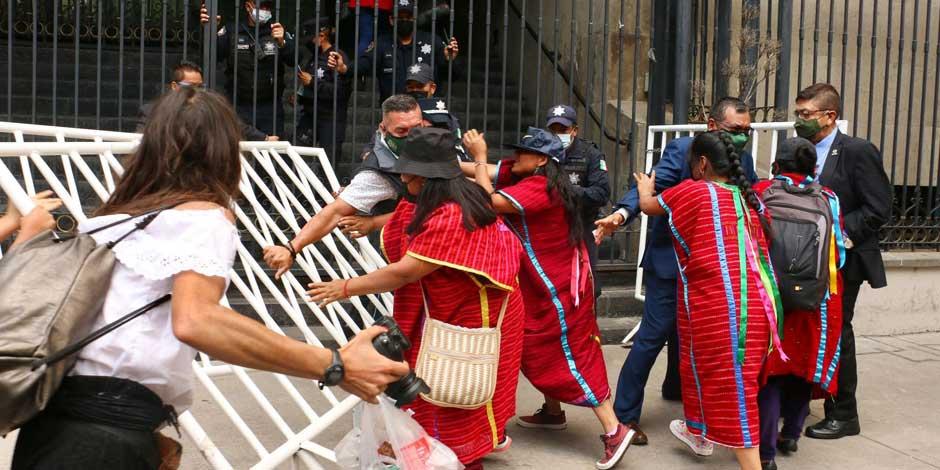 Tras realizar una protesta, mujeres triquis invaden y toman oficinas de la SEGOB y exigen que se les garantice un retorno seguro a Oaxaca.