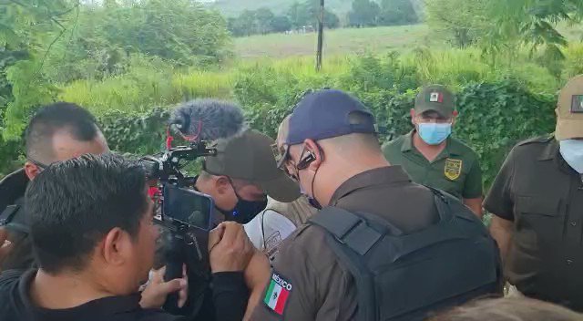 Escolta del Instituto Nacional de Migración agrede a reportero; El reportero intentaba hacer una pregunta a la delegada del INM.