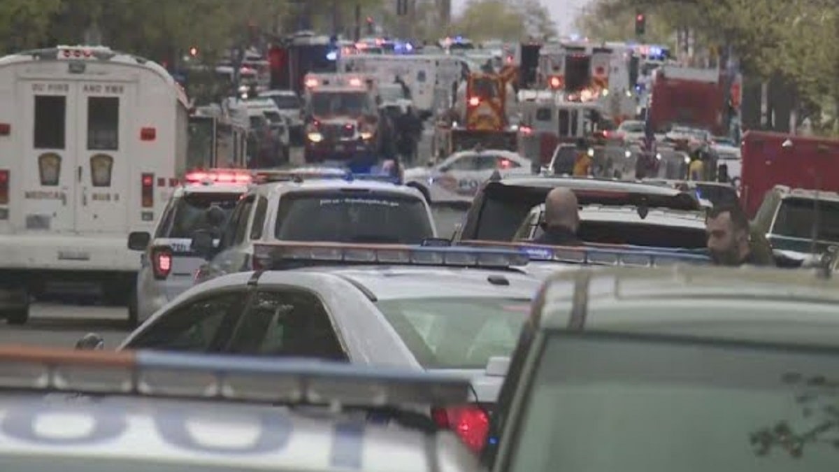 Cerca de una escuela preparatoria en Washington, un joven le dispara a 4 personas y se suicida tras causar el tiroteo en la zona.