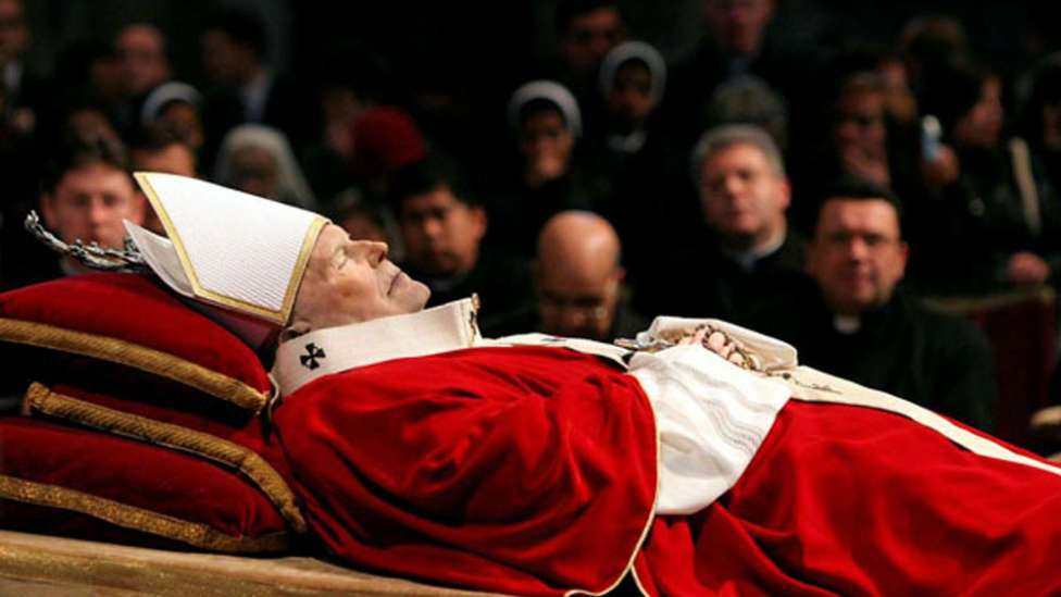 En su 17 aniversario luctuoso, hoy miraremos por el retrovisor el ocaso de uno de los últimos papas que tuvo gran influencia: Juan Pablo II.