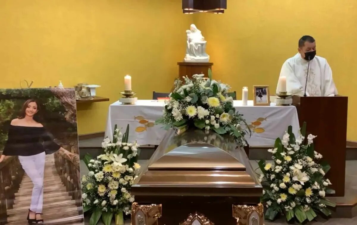 Tras confirmarse su muerte, los familiares de Debanhi realizan una misa privada con el cuerpo presente de la víctima en Monterrey.
