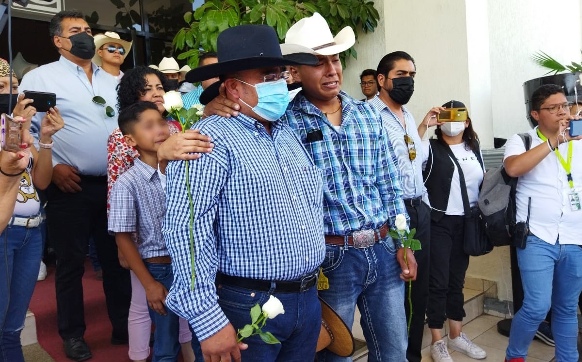 Sepultaron entre aplausos a Ángel Yael
