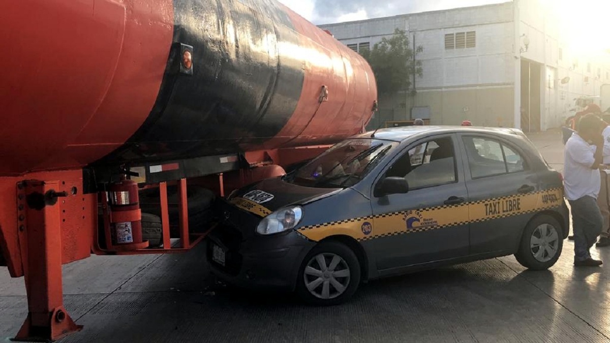taxi se estrelló contra una pipa