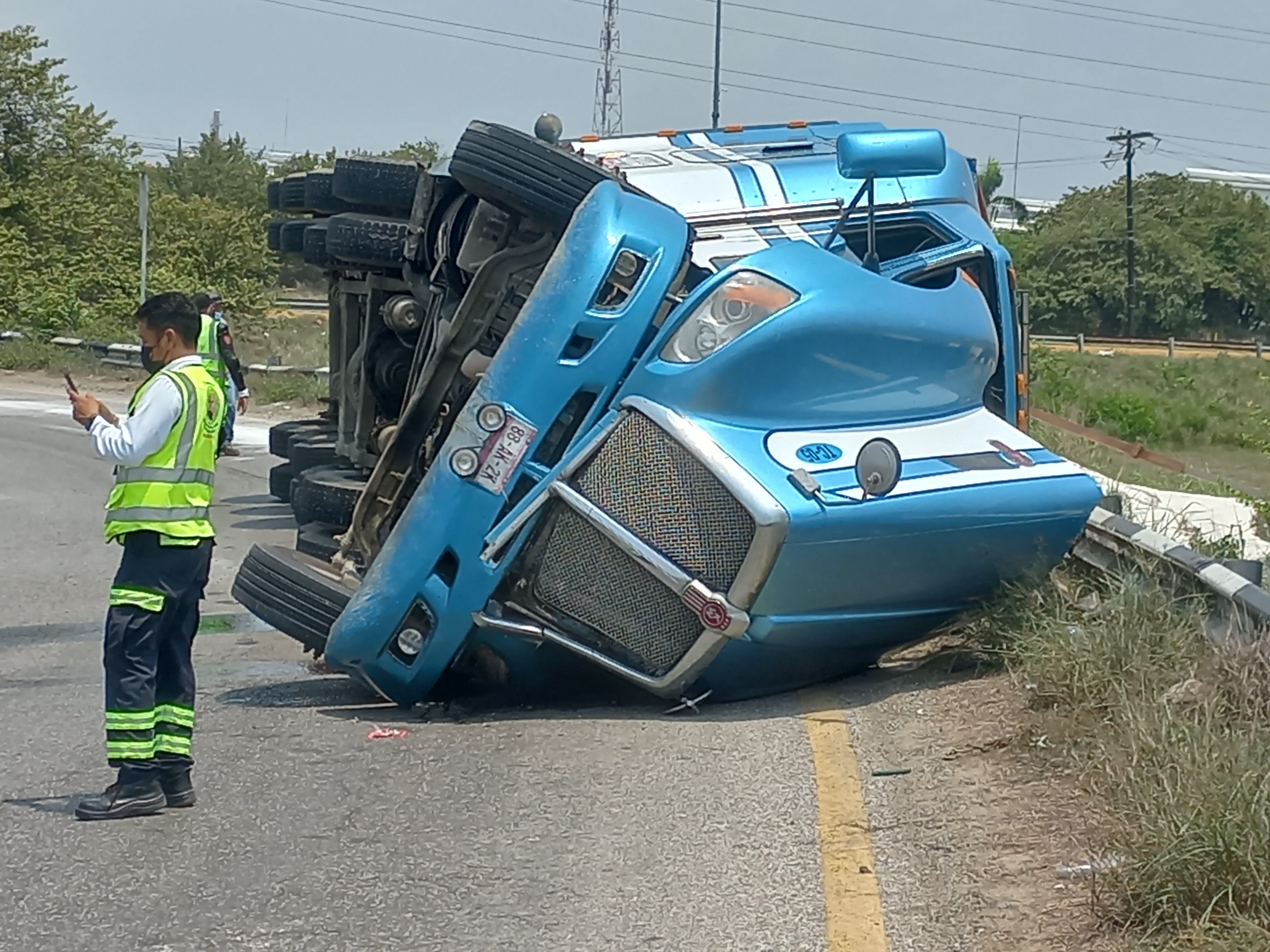 volcadura de tractocamión en Altamira