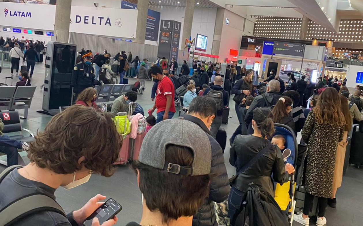 La lluvia y tormenta eléctrica de este viernes provoca un caos en el Aeropuerto Internacional de la Ciudad de México (AICM).