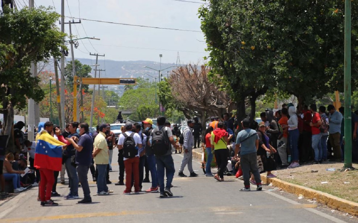 Migrantes bloquean calles