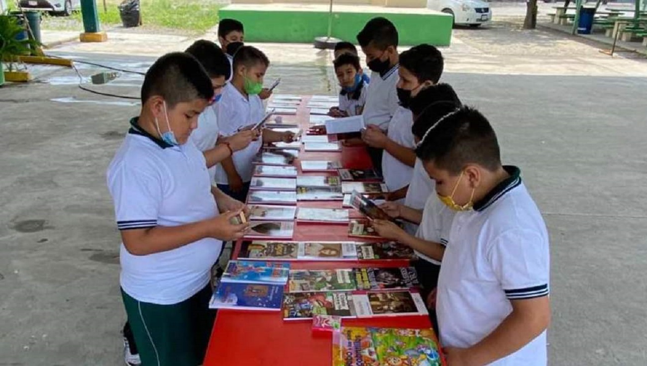 Niños estudian entre altas temperaturas