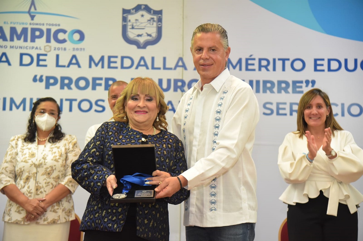 Entregan medalla 'Lauro Aguirre'