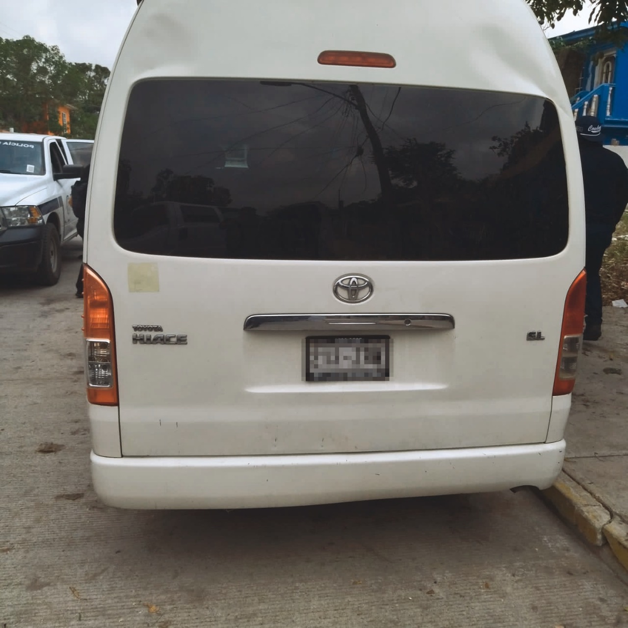 Detectan vehículo del Congreso con propaganda