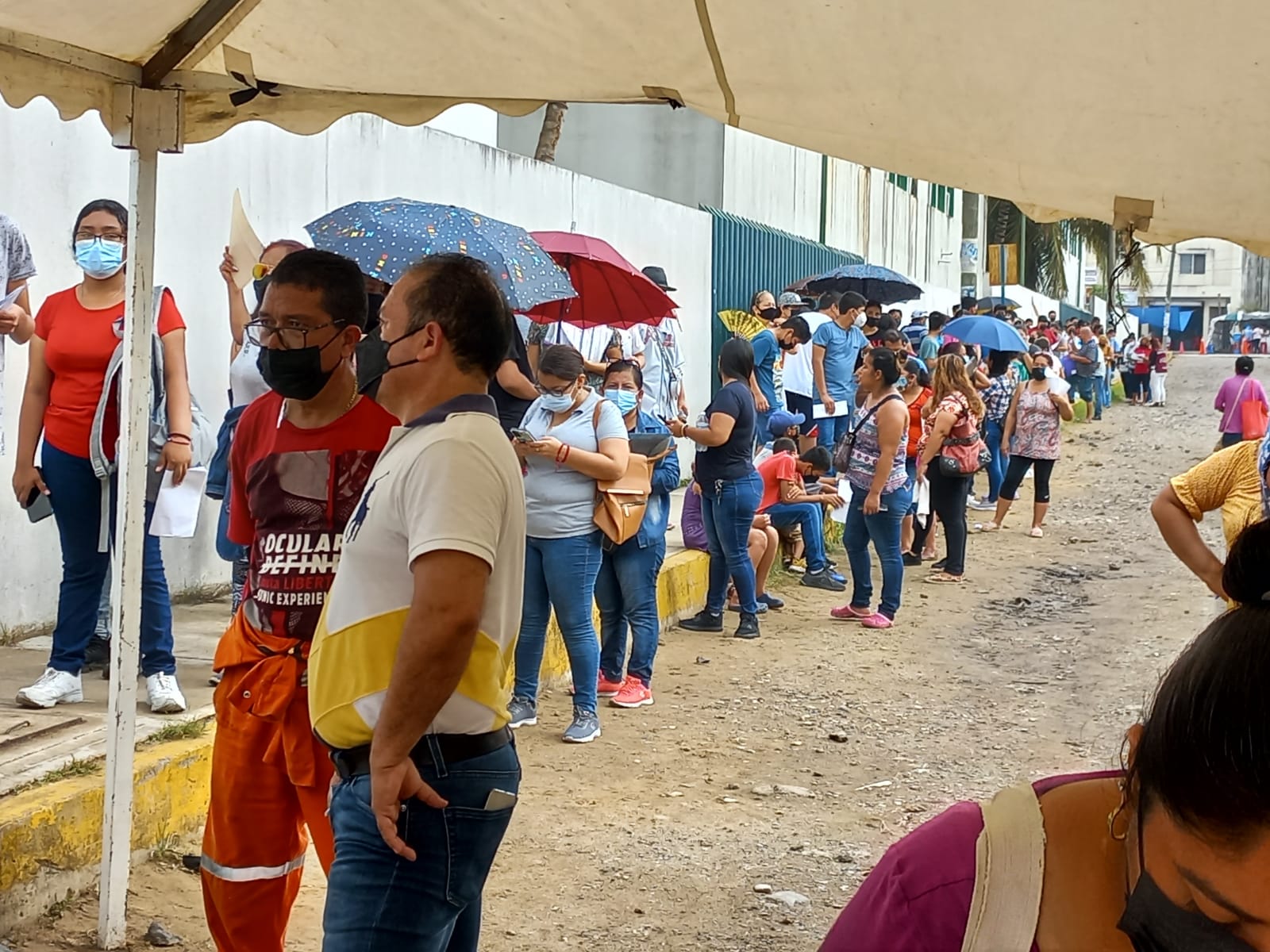 Se desmayan 3 menores esperando