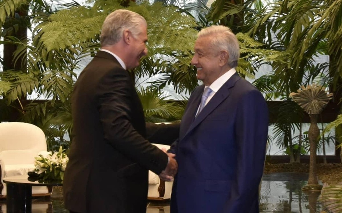 El presidente de Cuba, Miguel Díaz-Canel, recibe al presidente de México, Andrés Manuel López Obrador (AMLO), con honores.