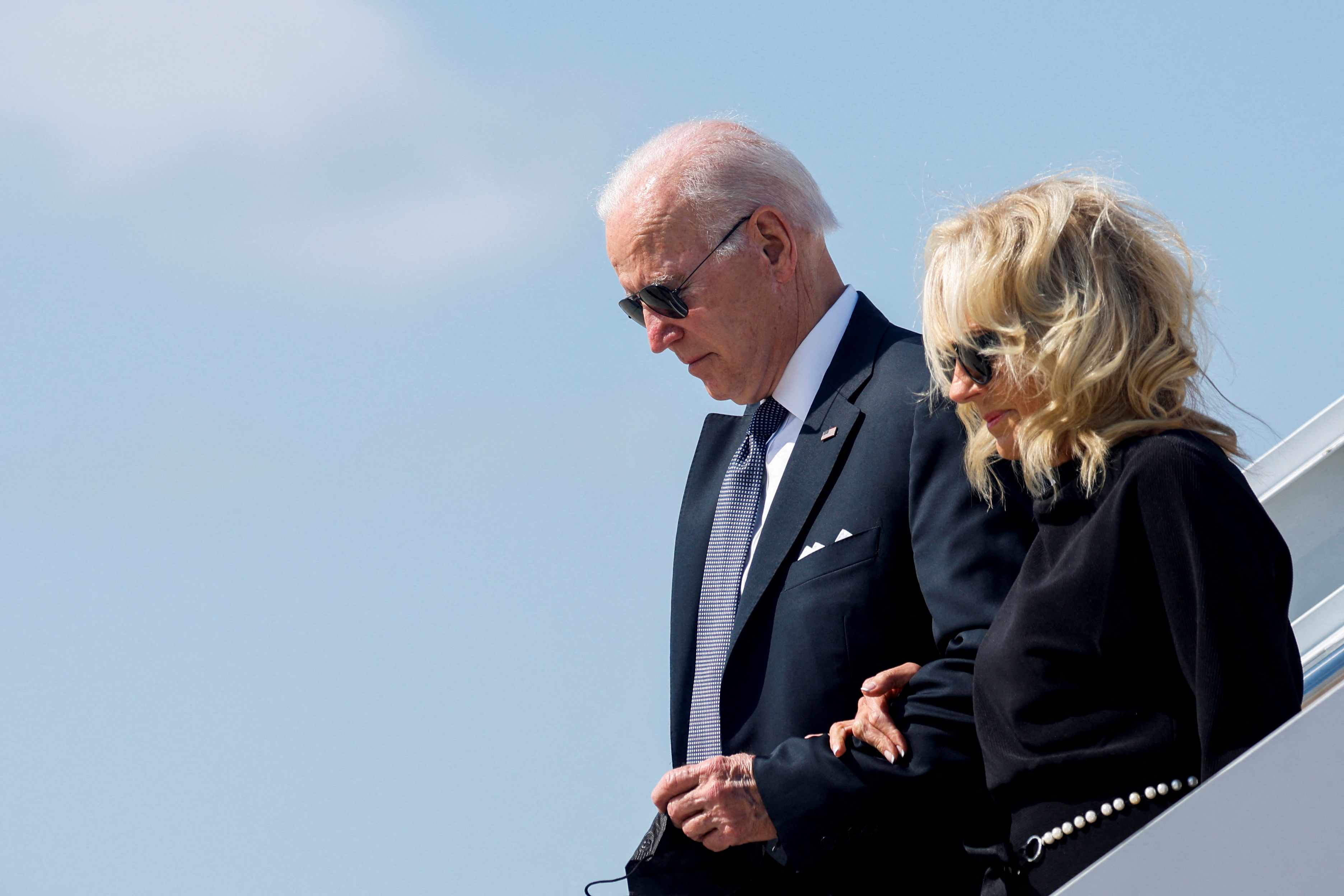 Biden viaja a Texas para consolar a a familias de víctimas de masacre en escuela; tiene programado visitar un homenaje frente a la primaria.