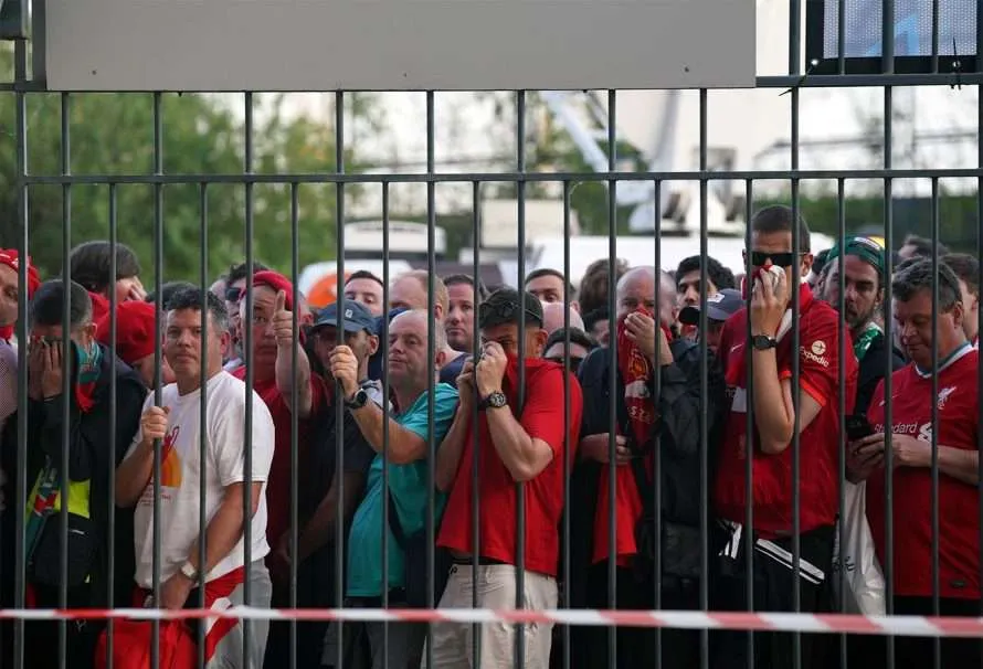 ¡Disturbios en París! Venta de boletos falsos retrasa final de la Champions y aficionados del Liverpool burlan la seguridad.