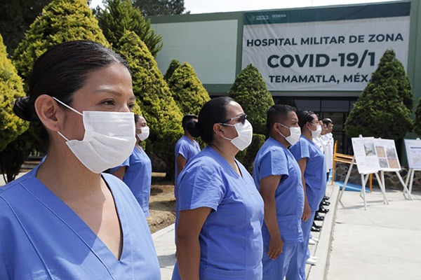 "Cubanos tienen derecho, pero que primero nos contraten a nosotras", exigen enfermeras en eventos de AMLO.