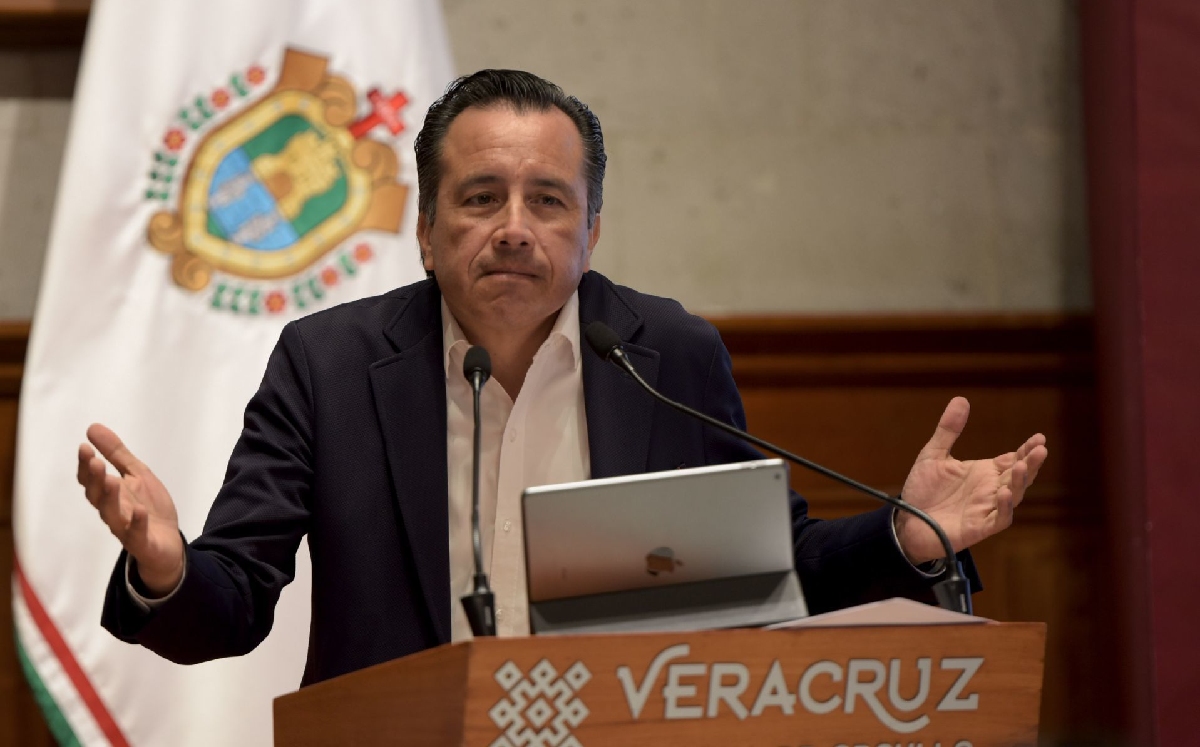 Durante una conferencia de prensa, el gobernador de Veracruz, Cuitláhuac García, niega su responsabilidad en los asesinatos a periodistas.