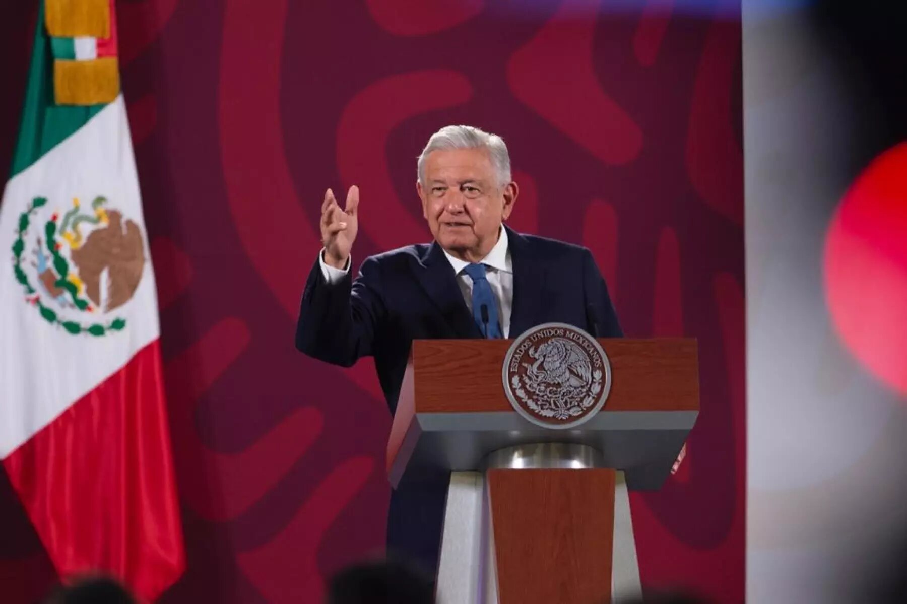 Luego de darse un incidente en el AICM, AMLO asegura en su conferencia matutina que no hay peligro y recalcó que existe una mesa de diálogo.