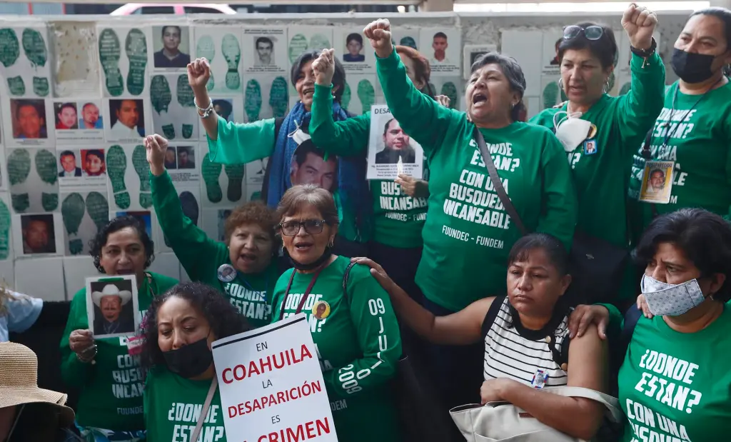 Madres de desaparecidos en México protestan, piden a autoridades una búsqueda exhaustiva, y colocan fotografías en la FGR.