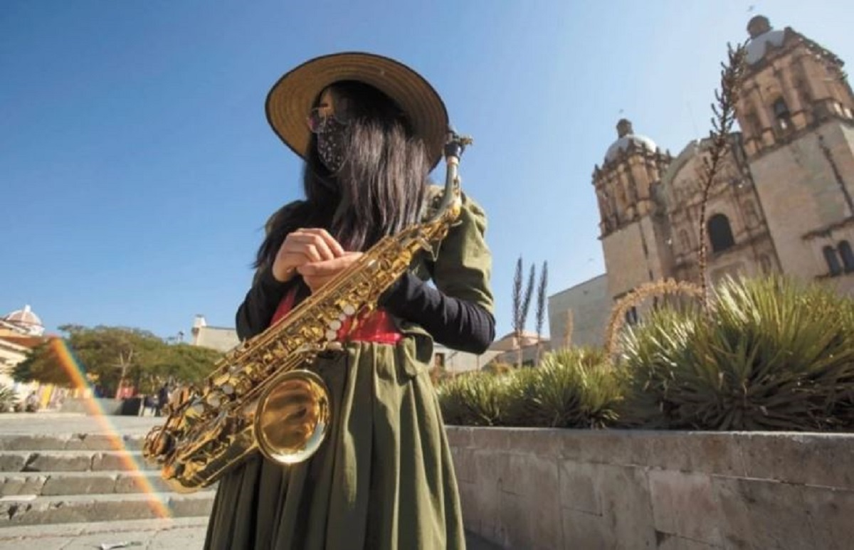 Saxofonista atacada con ácido