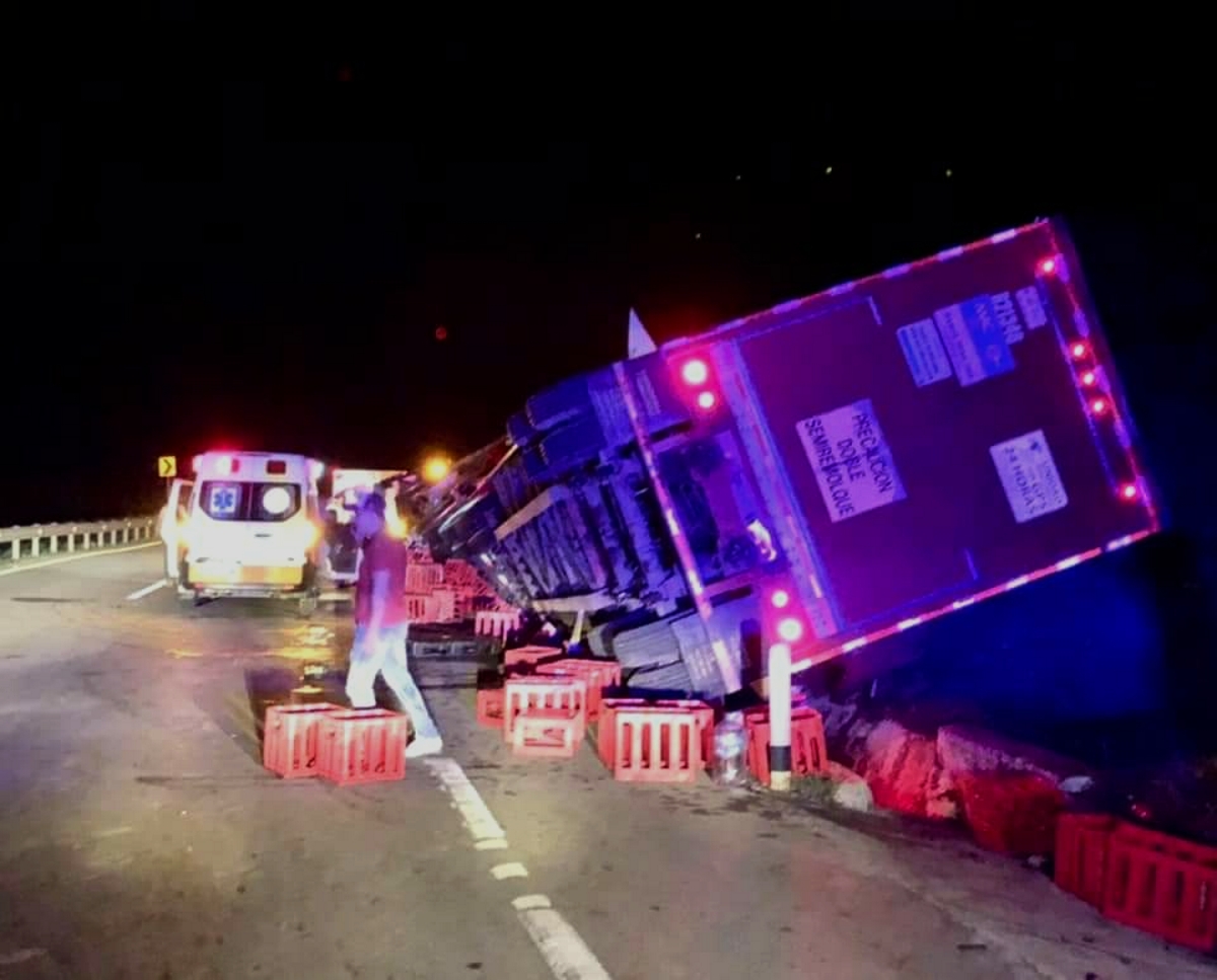 camión refresquero se volcó
