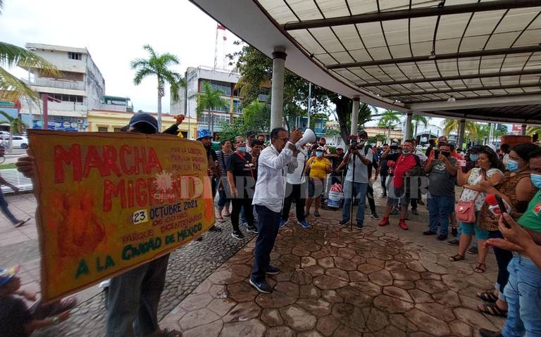 Migrantes protestan en Chiapas para exigir que se termine la xenofobia y la discriminación en el Día Mundial del Refugiado.