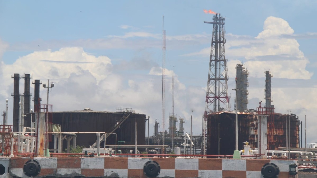 Pemex baja deuda con proveedores