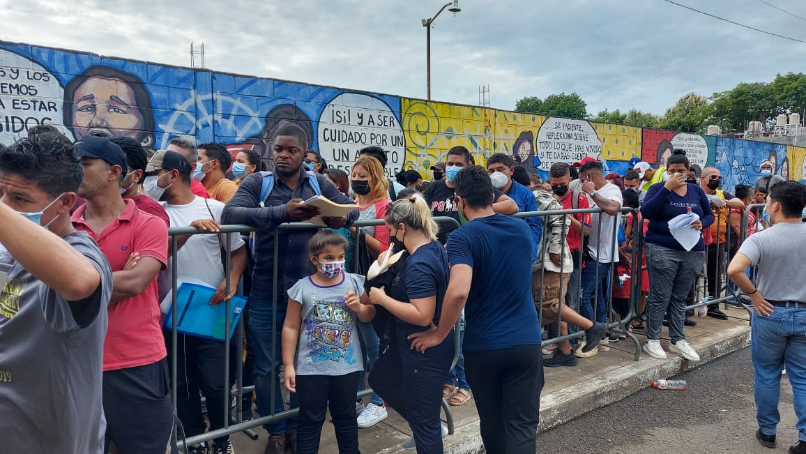 Como ha sucedido ya en varias ocasiones, un grupo de 500 migrantes llegan a las oficinas del INM y vuelven a saturar este sitio en Tapachula.