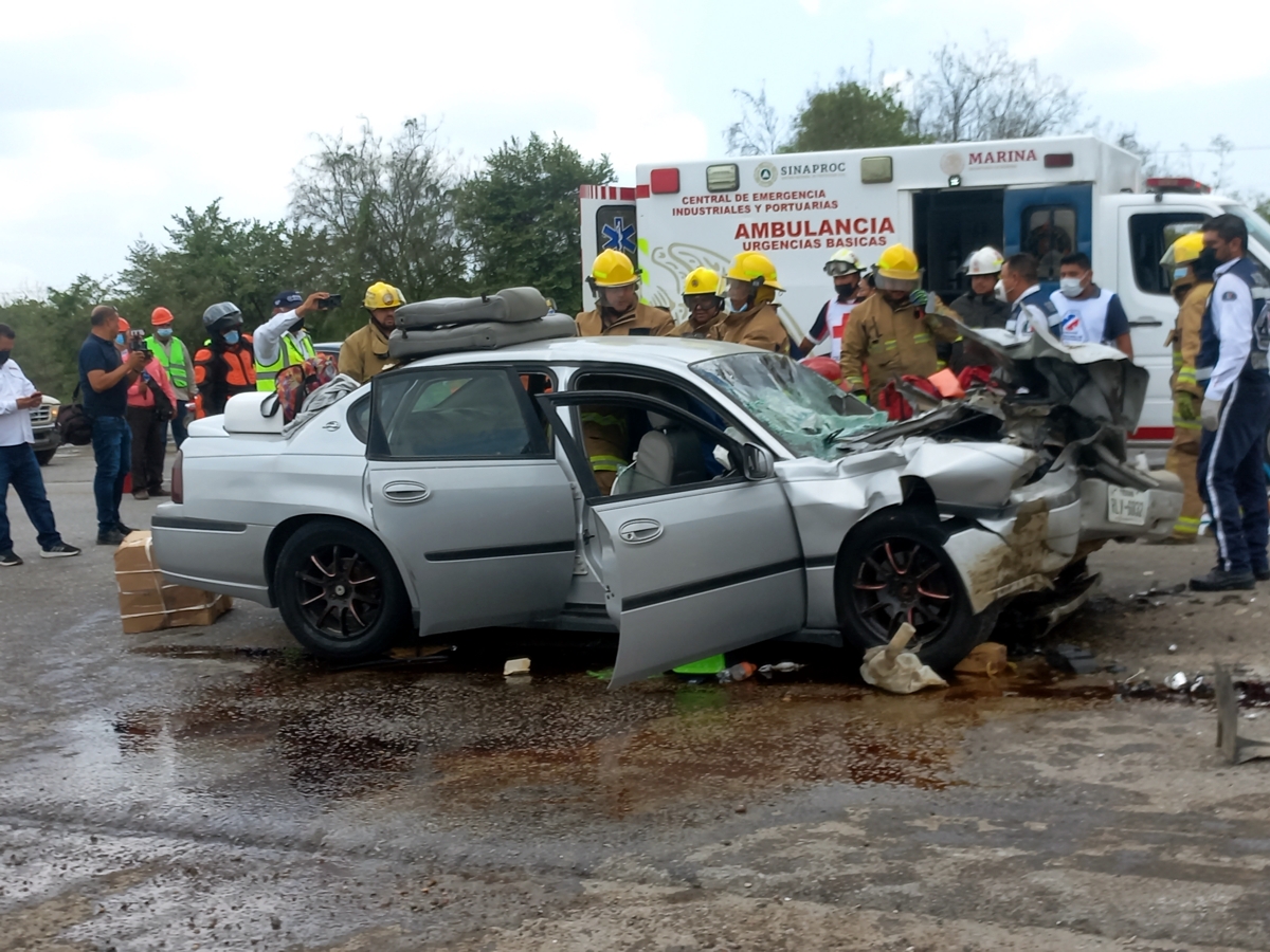 Accidente deja prensado a un adulto mayor