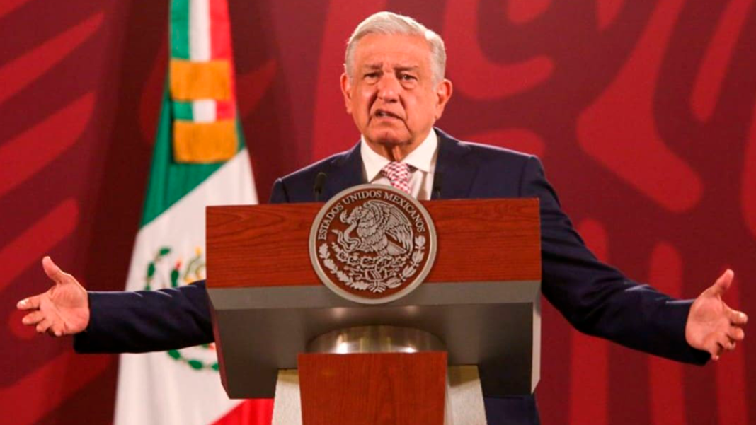 Este jueves, AMLO vuelve a atacar a la oposición y ahora critica a sus supuestos 'destapados' al burlarse de sus propuestas.