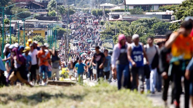 Integrantes de la caravana migrante piden protección y medidas cautelares a la Comisión Nacional de Derechos Humanos (CNDH).