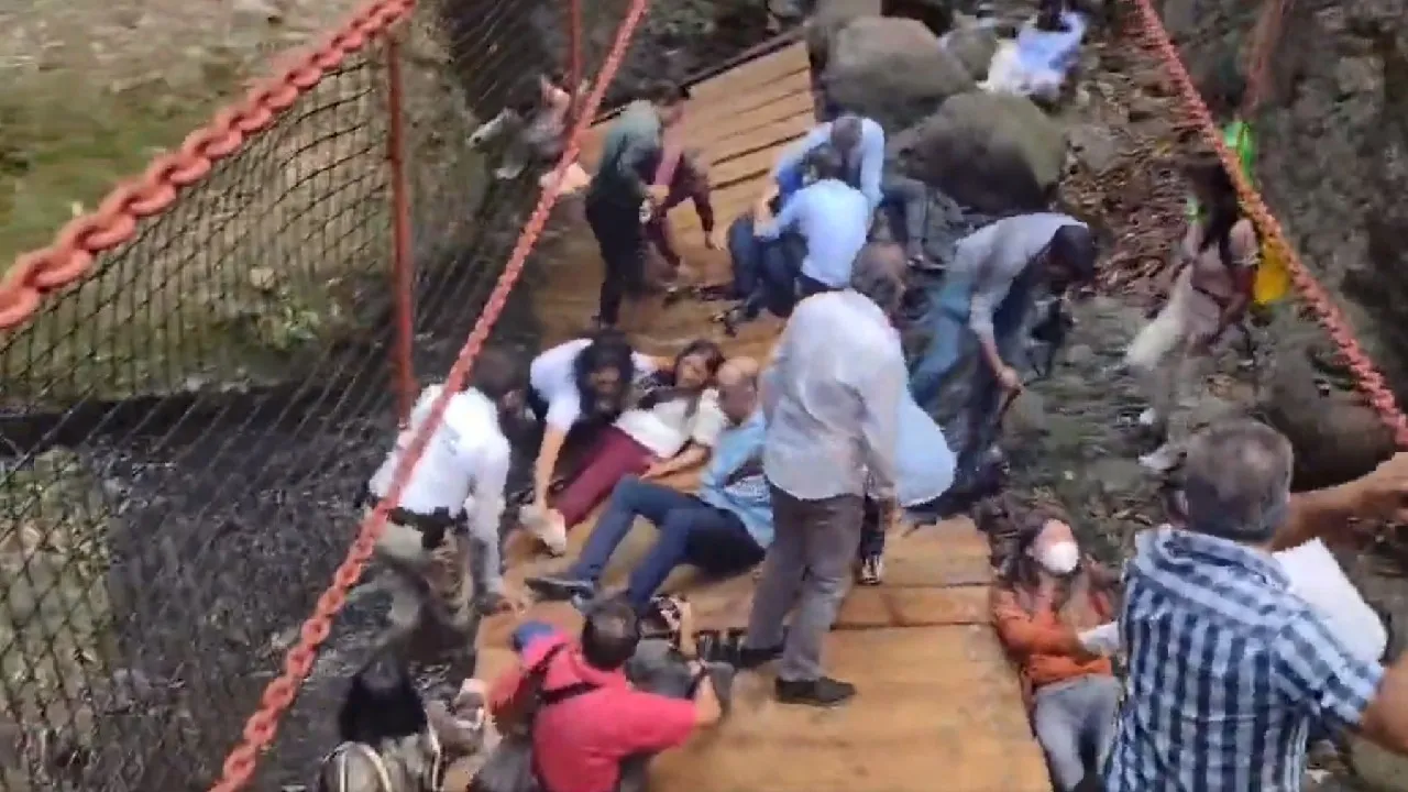 Este martes, durante el evento de su reinauguración, se desploma un puente colgante en el Paseo Ribereño en Morelos.