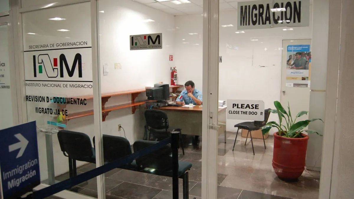 retienen a periodista colombiano