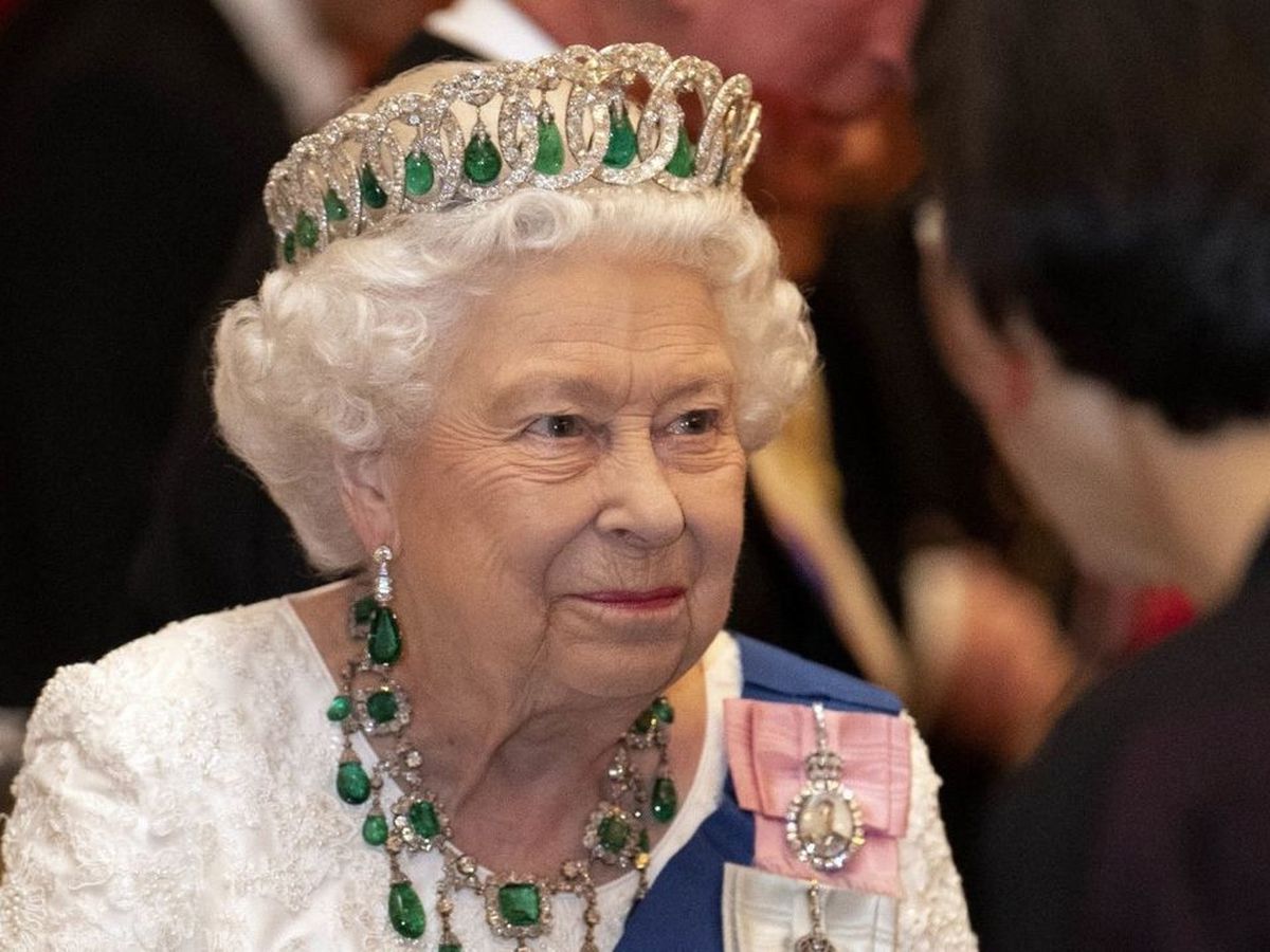 Ante miles de personas congregadas alrededor del Palacio de Buckingham, la Reina Isabel II da inicio a los festejos por el Jubileo de Platino.