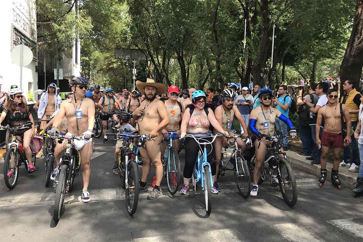 Con el objetivo de hacer conciencia, cientos de ciclistas realizaron una rodada al desnudo en forma de protesta en Guadalajara y la CDMX.