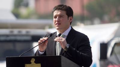 Samuel García recrimina a estados por falta de apoyo ante la crisis de agua que vive Nuevo León; "no mandan una chingada despensa", denunció.