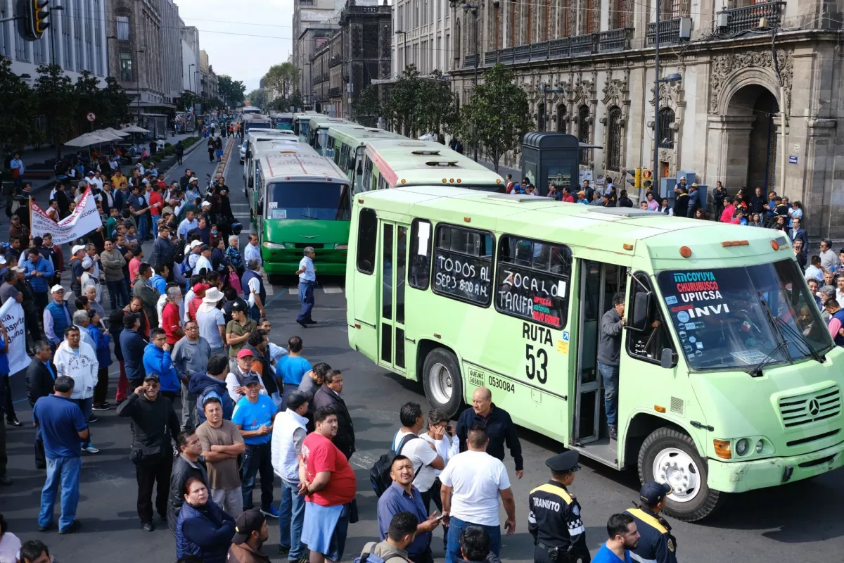 Transportistas confirman bloqueos este jueves desde las 07:00 horas en la Ciudad de México (CDMX); exigen aumento de tarifas.
