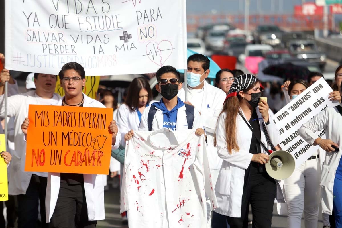 marcha de médicos pasantes en Durango