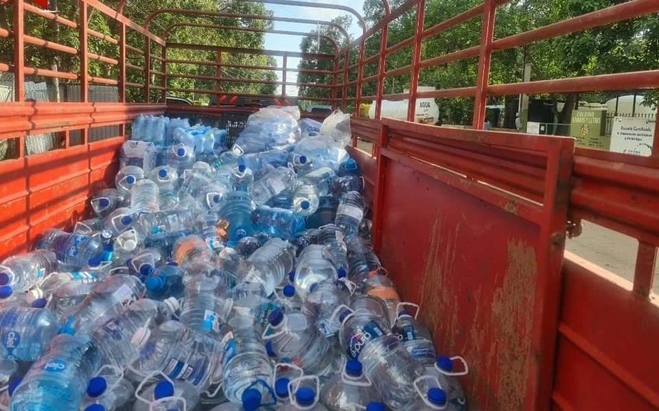 seis toneladas de agua purificada y una pipa