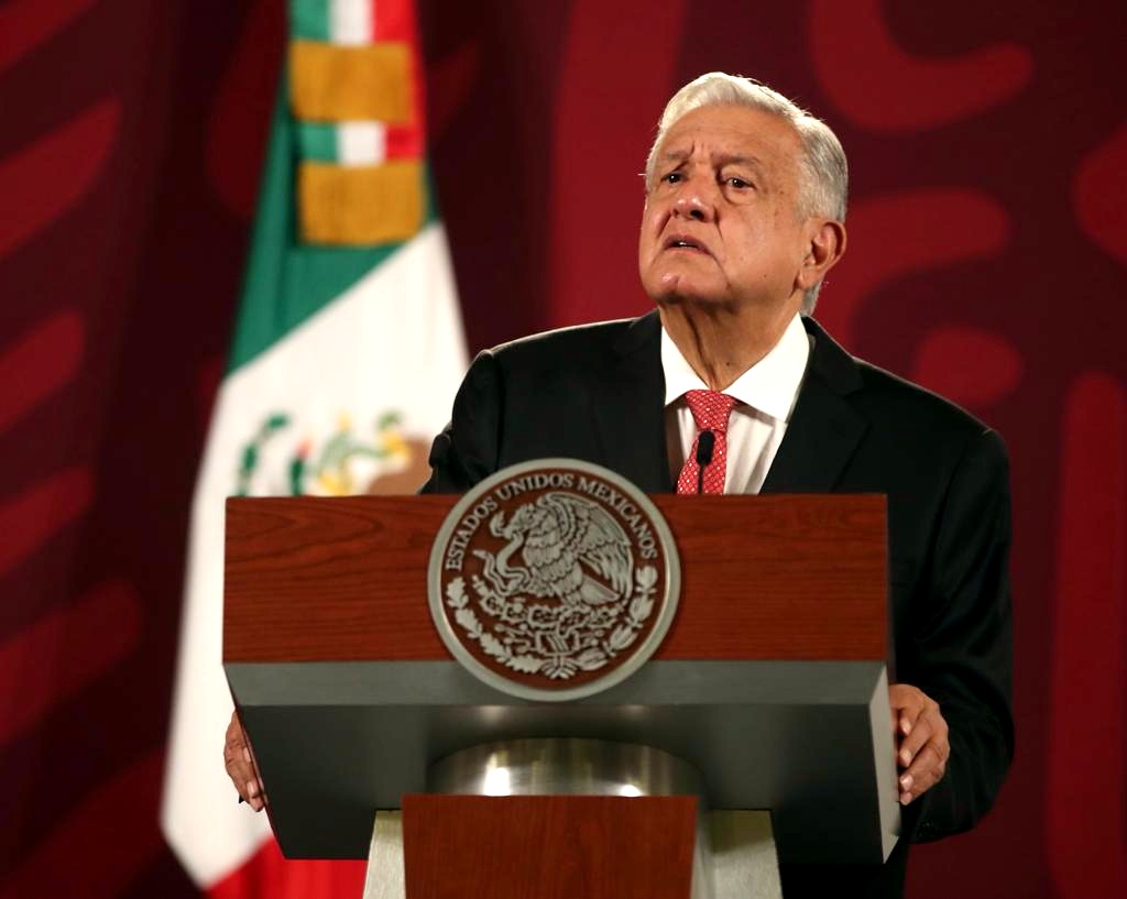 "Yo estaba estudiando", AMLO responde a sus adversarios sobre su supuesta afinidad con el expresidente de México, Luis Echeverría.