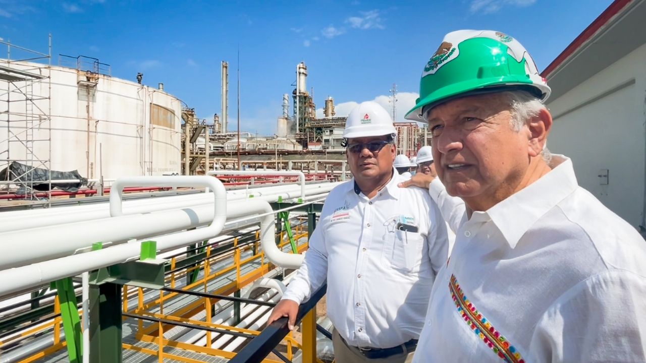 AMLO justifica el incremento en el costo de la refinería Olmeca en Dos Bocas con obras adicionales e impuestos.