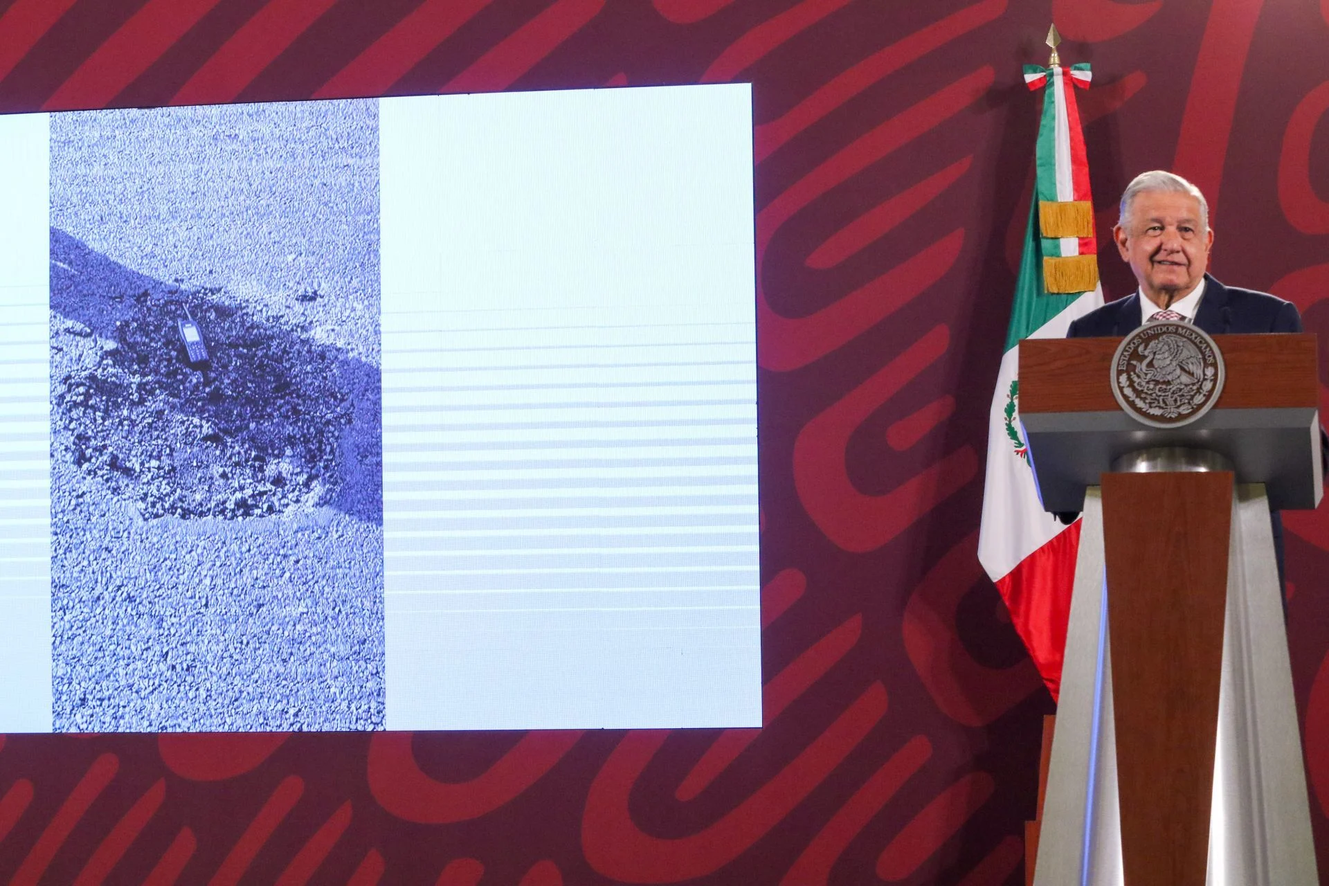 En su conferencia de prensa de este miércoles, AMLO ahora advierte de una falla estructural a atender en la Terminal 2 del AICM