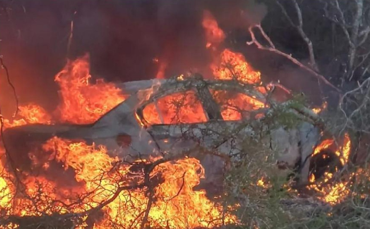 Rescatan de un vehículo en llamas a una joven