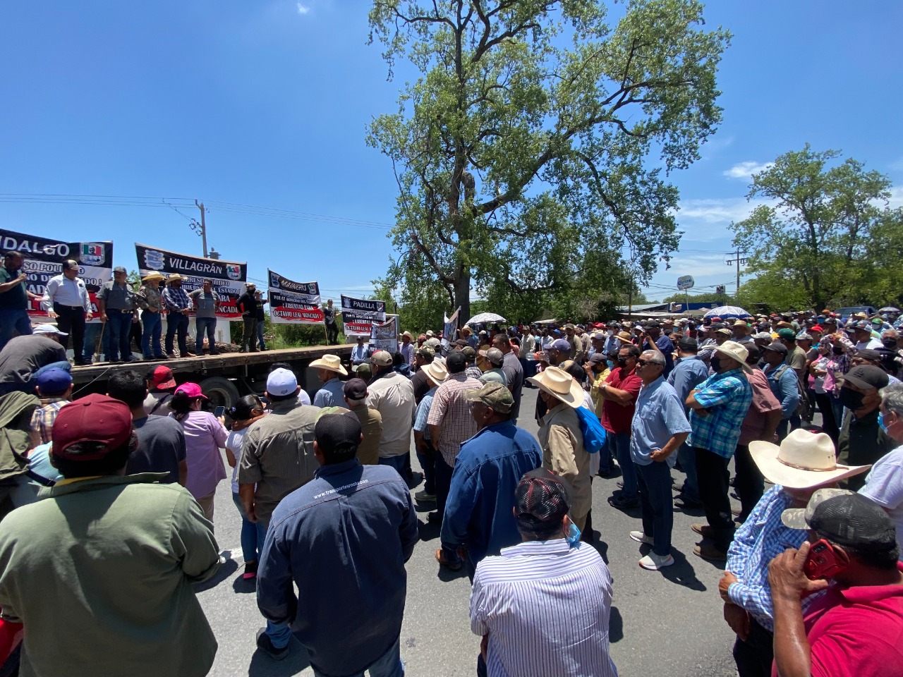 Vacían edificios públicos ante columna armada