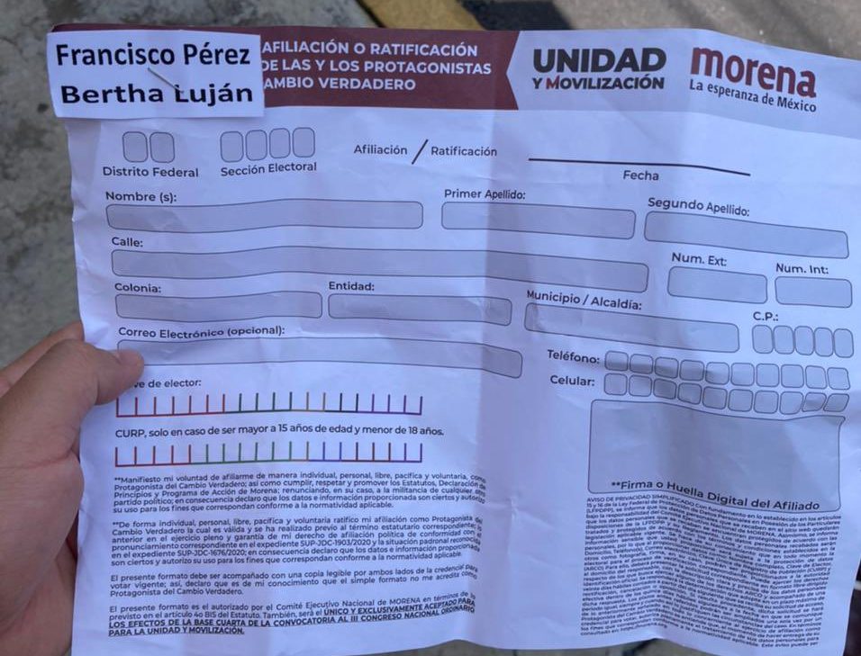 John Ackerman denuncia acarreo y presiones en elección interna de Morena para seleccionar consejeros en la alcaldía de Coyoacán.