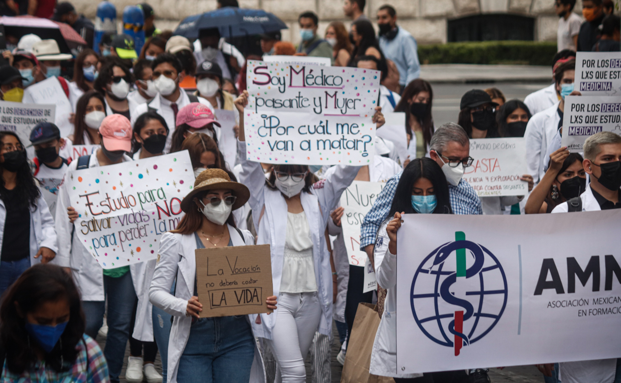 Este miércoles, como una forma de pedir seguridad, varios médicos y estudiantes de medicina realizan marcha hacia el Zócalo en la CDMX.